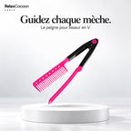 Peigne pince en V rose pour guider la mèche devant le lisseur.