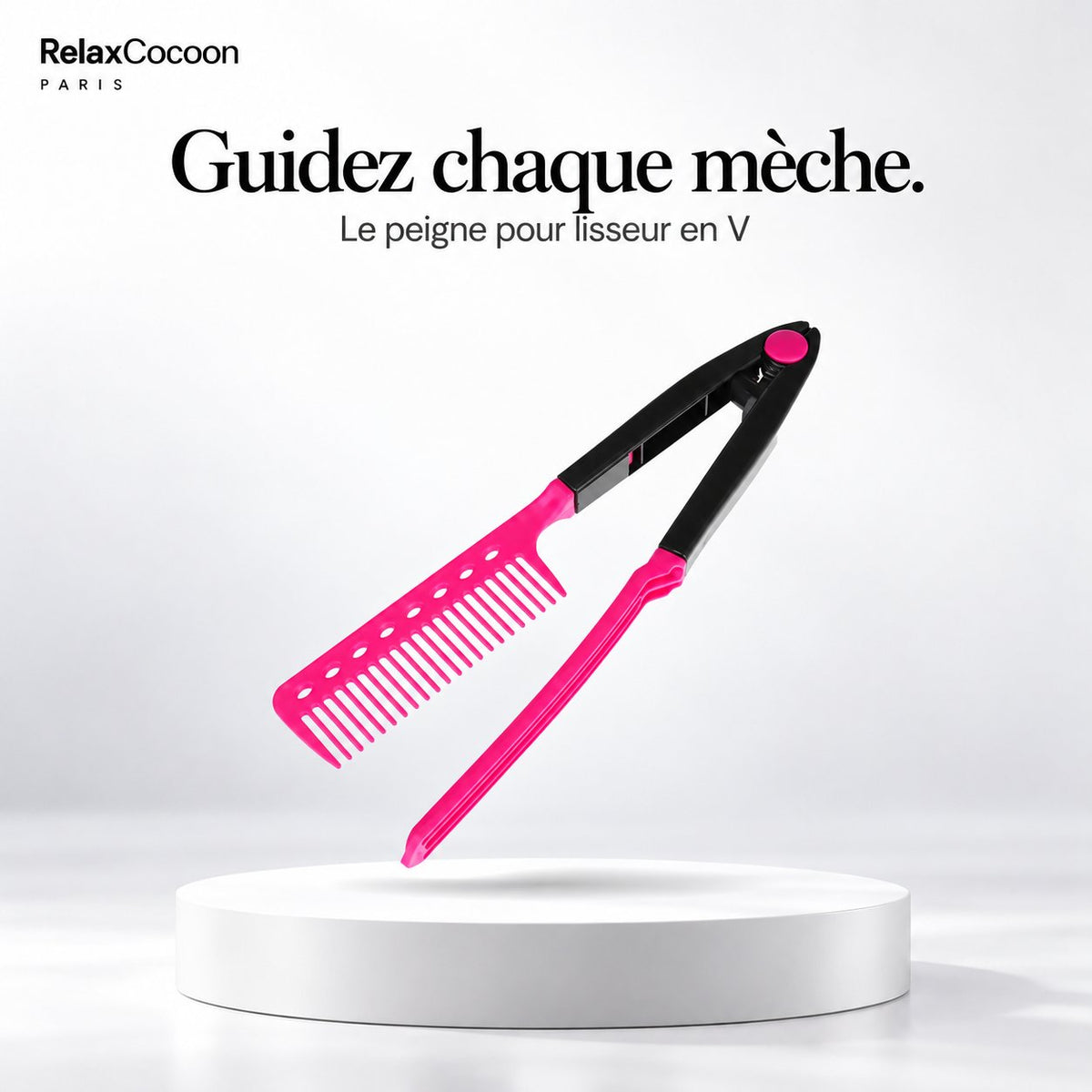 Peigne pince en V rose pour guider la mèche devant le lisseur.