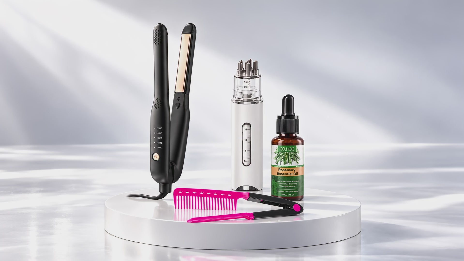 Les quatre essentiels du Kit Hair Relax Cocoon V3 sur podium blanc, travelling et jeux de lumière.