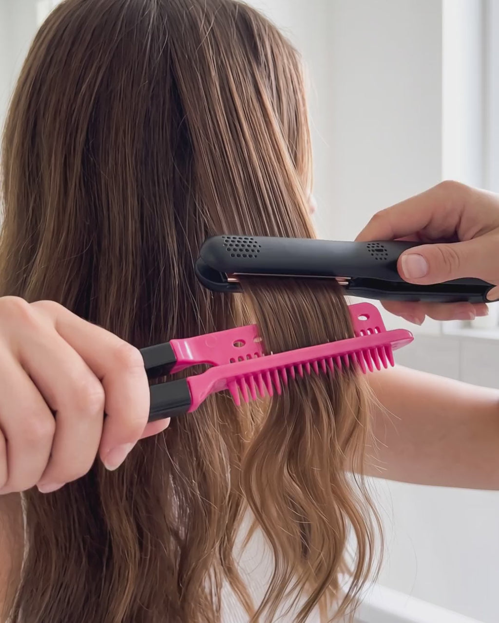 Illustration IA : le peigne pince en V tend la mèche, le mini lisseur suit juste au-dessus.