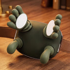 Masseur cervical bionique 4D RelaxCocoon vert avec têtes de massage blanches sur une table en bois