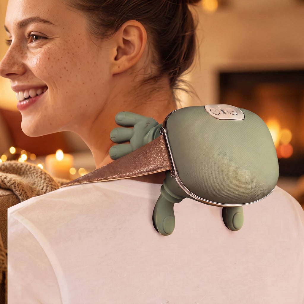 Femme souriante utilisant un masseur cervical bionique RelaxCocoon vert sur ses épaules dans un intérieur chaleureux