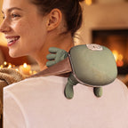 Femme souriante utilisant un masseur cervical bionique RelaxCocoon vert sur ses épaules dans un intérieur chaleureux