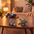 Rituel Jour & Soir RelaxCocoon : Masseur Nomade, Masseur Cocon gris et une paire de semelles chaudes sur une table